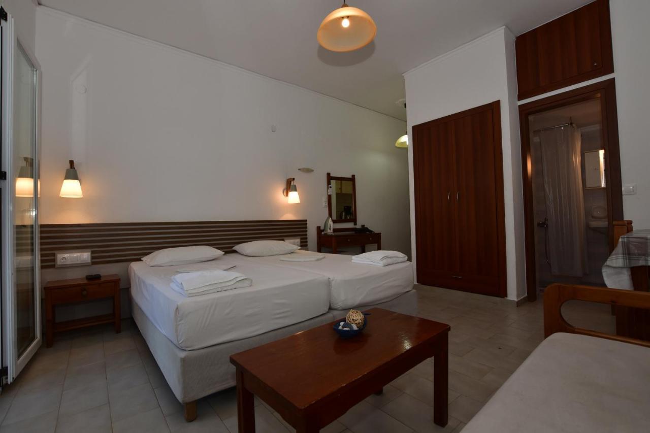 Morpheas Rooms Palaiochora Exterior foto