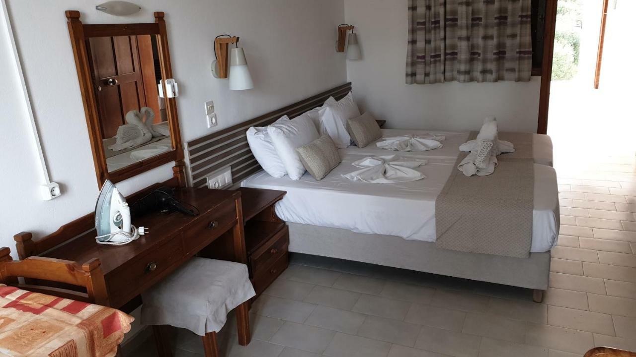 Morpheas Rooms Palaiochora Exterior foto
