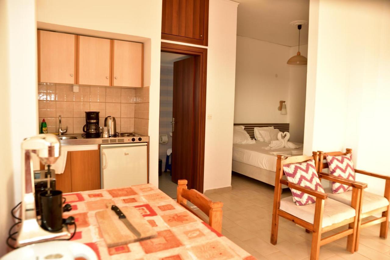 Morpheas Rooms Palaiochora Exterior foto
