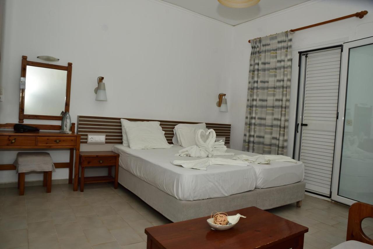 Morpheas Rooms Palaiochora Exterior foto