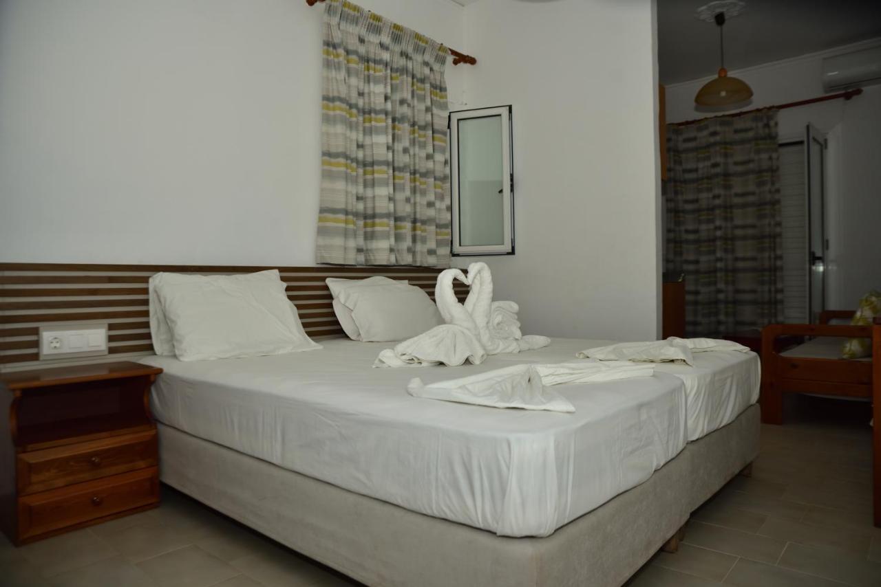 Morpheas Rooms Palaiochora Exterior foto